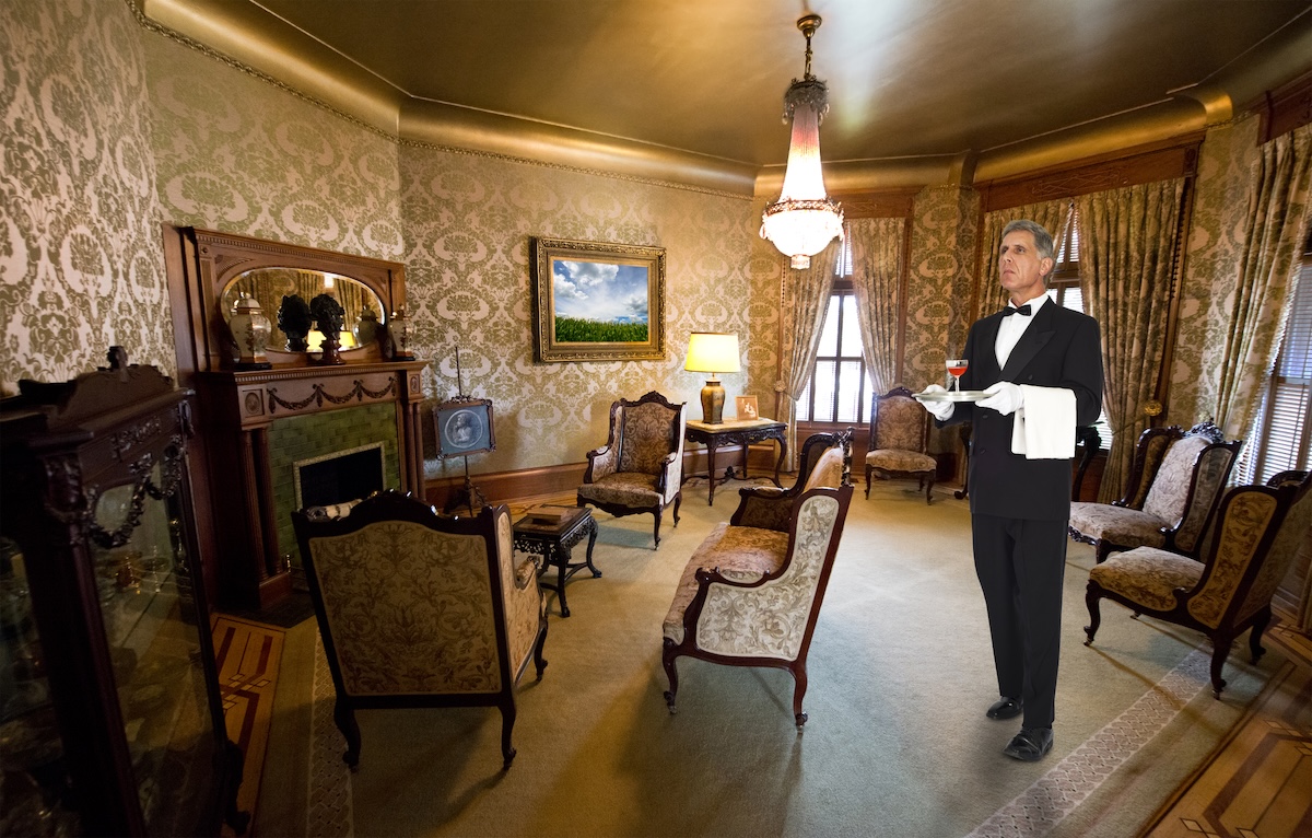 Majordom în salonul unui conac victorian