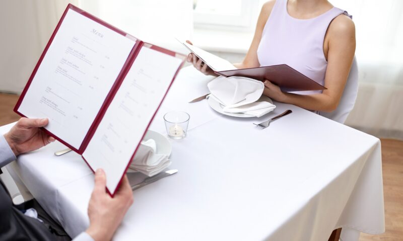 Prețurile „ancoră” din meniu. Cum te face restaurantul să cheltui mai mult fără să-ți dai seama
