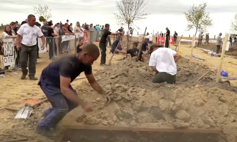 Campionat neobișnuit în Ungaria: 38 de oameni s-au întrecut la săpat morminte