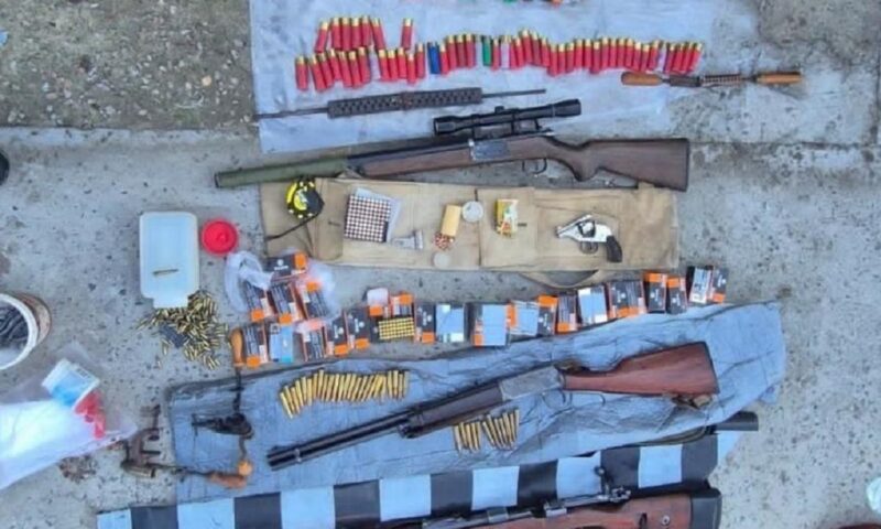 Trei puști și sute de cartușe, descoperite într-o casă din Tulcea. Bărbatul deținea ilegal armele