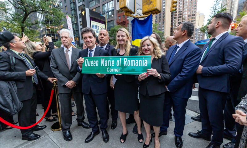 Nicuşor Dan şi Mirabela Grădinaru, la New York. Intersecţia dedicată Reginei Maria, inaugurată la 100 de ani de la turneul în SUA