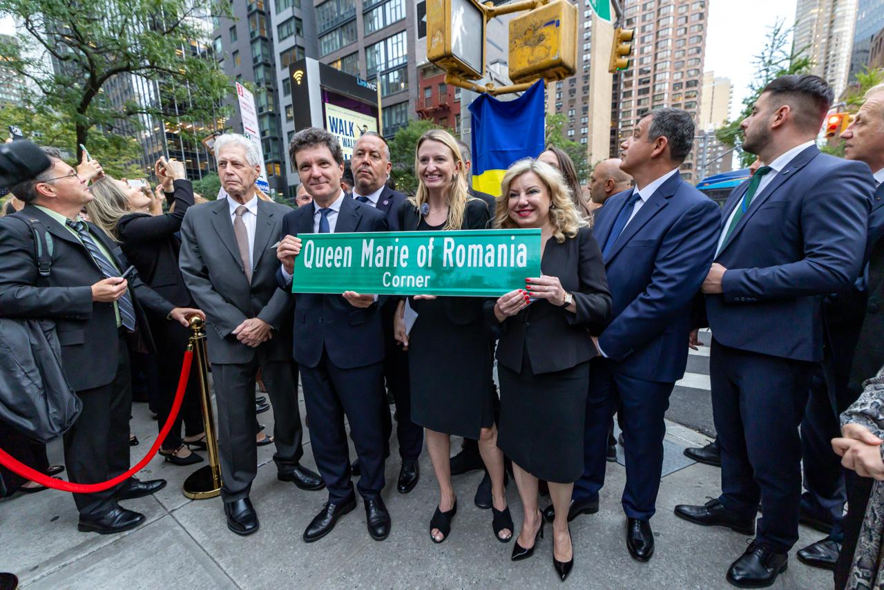 Nicuşor Dan şi Mirabela Grădinaru, la New York. Intersecţia dedicată Reginei Maria, inaugurată la 100 de ani de la turneul în SUA