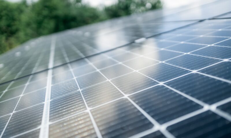 Ai panouri fotovoltaice? Cum folosești mai mult din energia produsă