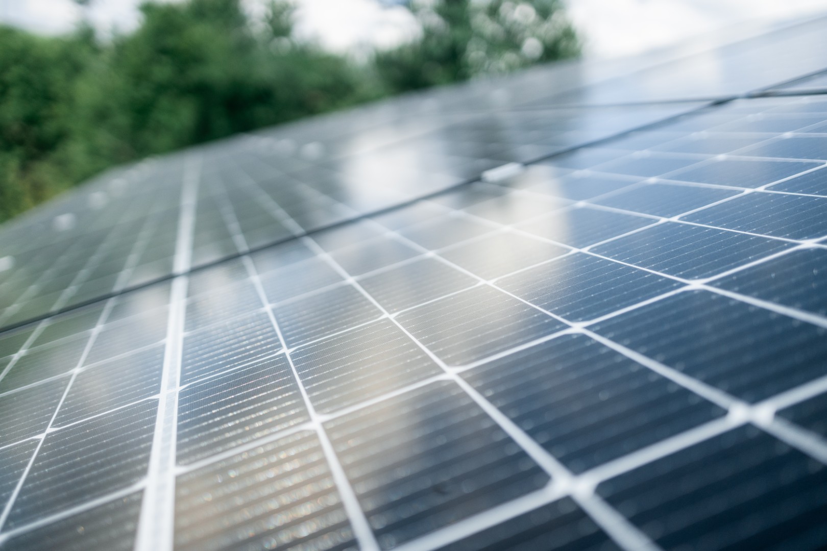 Ai panouri fotovoltaice? Cum folosești mai mult din energia produsă