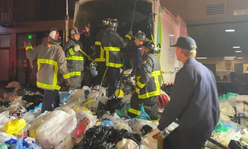 Bărbat, salvat dintr-un camion de gunoi. 25 de pompieri l-au căutat printre deșeuri
