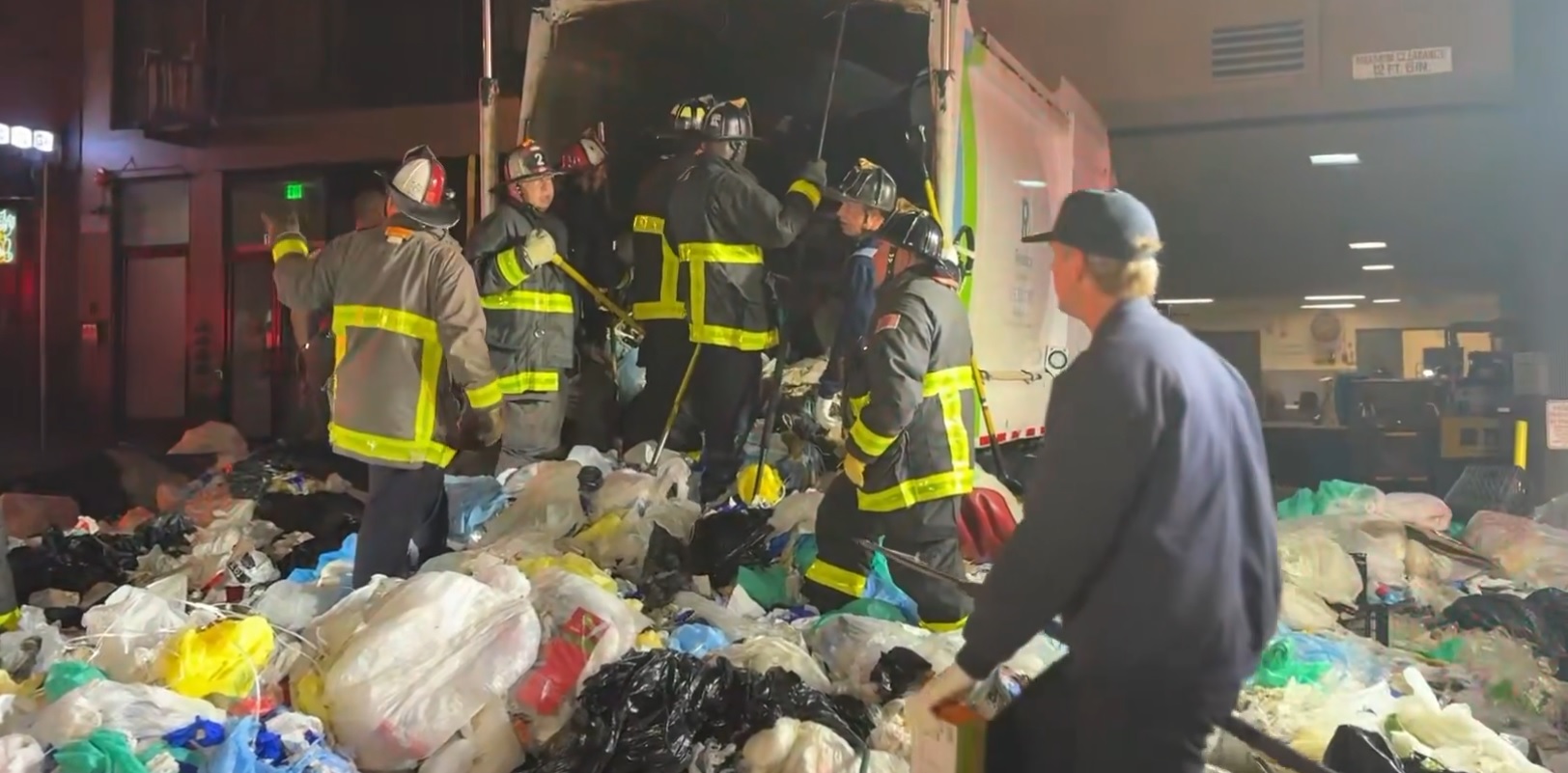 Bărbat, salvat dintr-un camion de gunoi. 25 de pompieri l-au căutat printre deșeuri