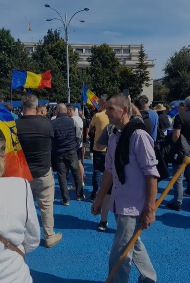 Protestatar cu bâtă, ăn Piața Victoriei, 15.09.2026. Foto EVZ