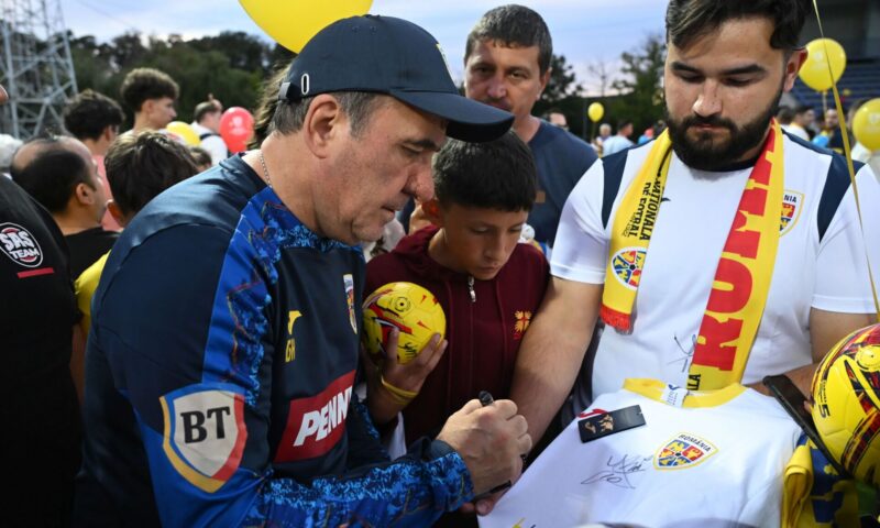 Atmosferă de sărbătoare la lotul național. Gheorghe Hagi și tricolorii, vizitați de sute de copii înainte de startul în Liga Națiunilor