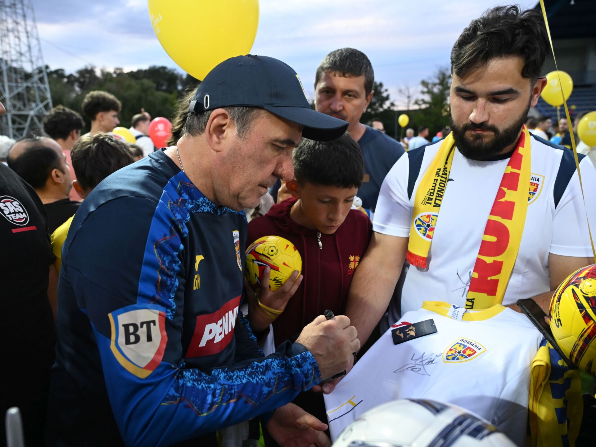 Atmosferă de sărbătoare la lotul național. Gheorghe Hagi și tricolorii, vizitați de sute de copii înainte de startul în Liga Națiunilor