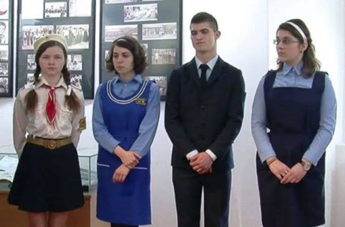 Elevii nu vor uniforme obligatorii. „Constrângere comunistă care ne ia dreptul la individualitate”