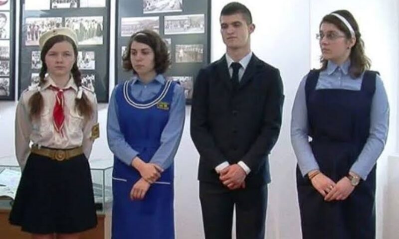 Elevii nu vor uniforme obligatorii. „Constrângere comunistă care ne ia dreptul la individualitate”