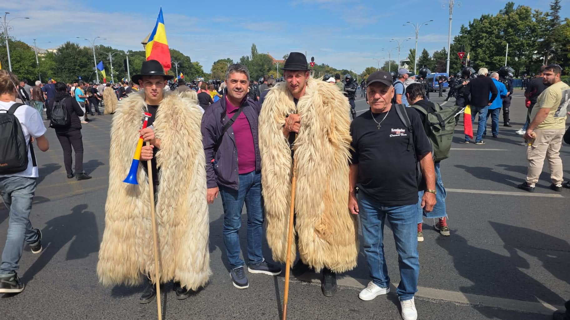 Vicepremier AUR în mijlocul manifestanților.