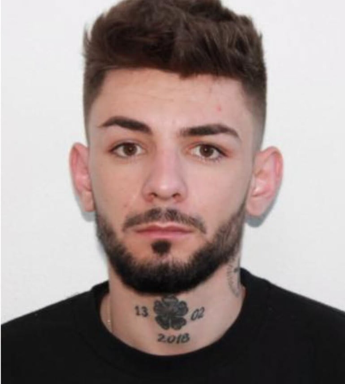 Tatuajul „2018” de pe gâtul lui Vlad, frizerul criminal, are o semnificație legată de viață și de moarte. Povestea din spatele imaginii