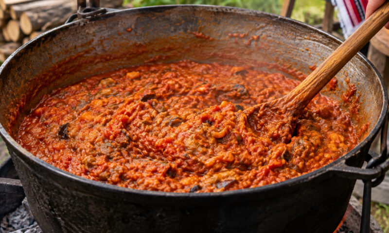 Cea mai aromată zacuscă de pește se pregătește la ceaun. Rețeta completă