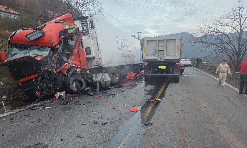 Trafic blocat pe Valea Oltului. Accident cu două autocamioane și un autoturism