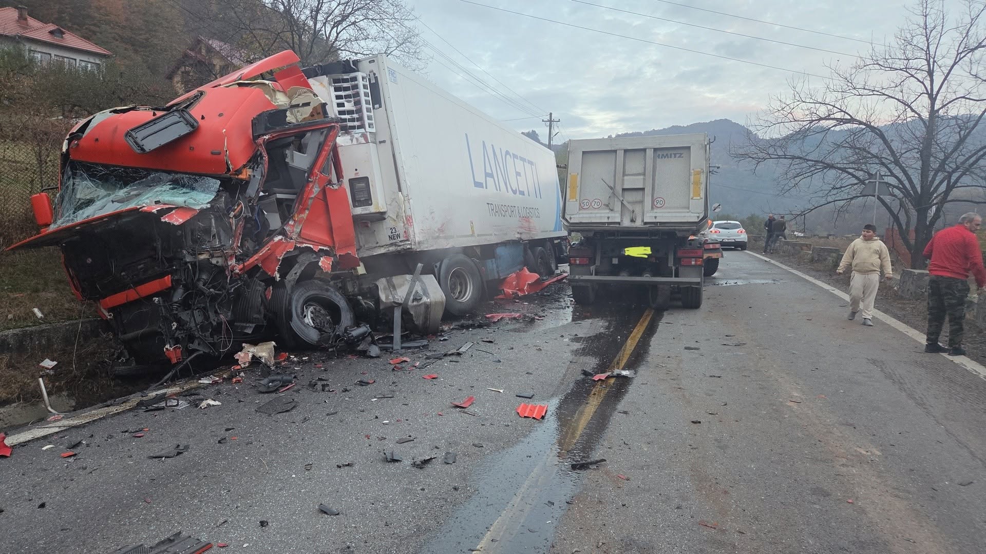 Trafic blocat pe Valea Oltului. Accident cu două autocamioane și un autoturism