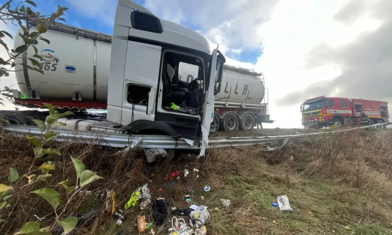 O autocisternă din Republica Moldova, cu 23.000 de litri de vin, a ieșit de pe șosea în România. Șoferul a rămas blocat în cabină