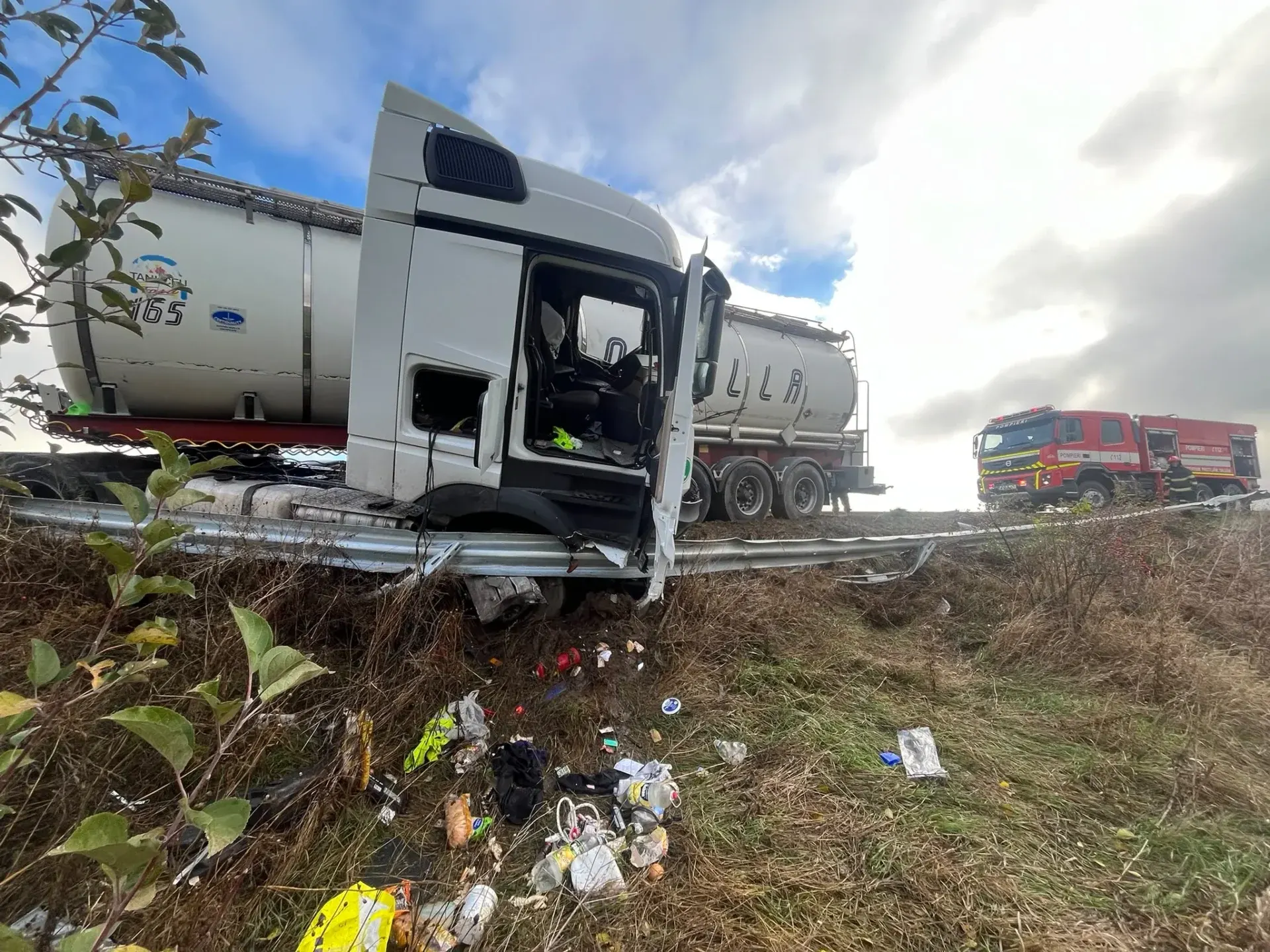 O autocisternă din Republica Moldova, cu 23.000 de litri de vin, a ieșit de pe șosea în România. Șoferul a rămas blocat în cabină