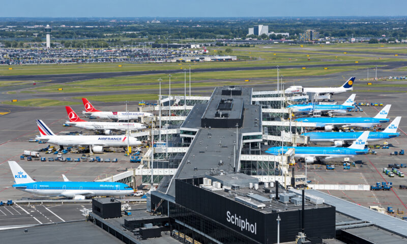 Probleme pe aeroportul din Amsterdam. Zeci de zboruri au fost anulate