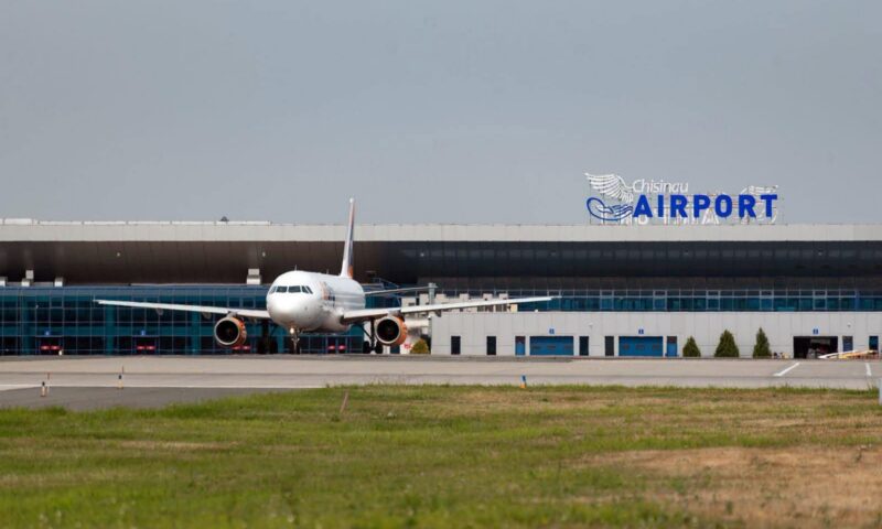 Alertă falsă cu bombă la Aeroportul Chișinău. Terminalul a fost evacuat temporar