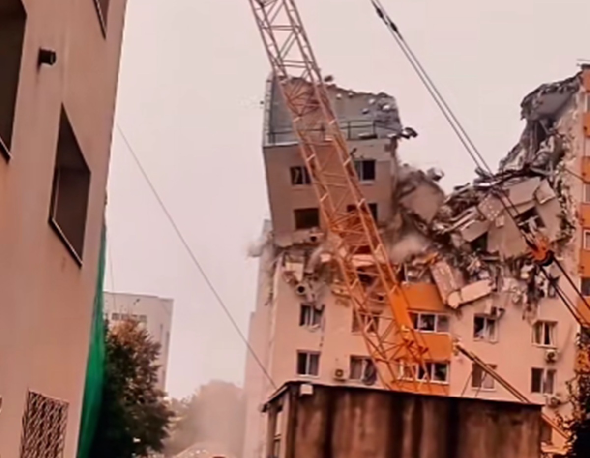Blocul din Rahova s-a prăbușit parțial. Ce s-a întâmplat în timpul lucrărilor de demolare. Video