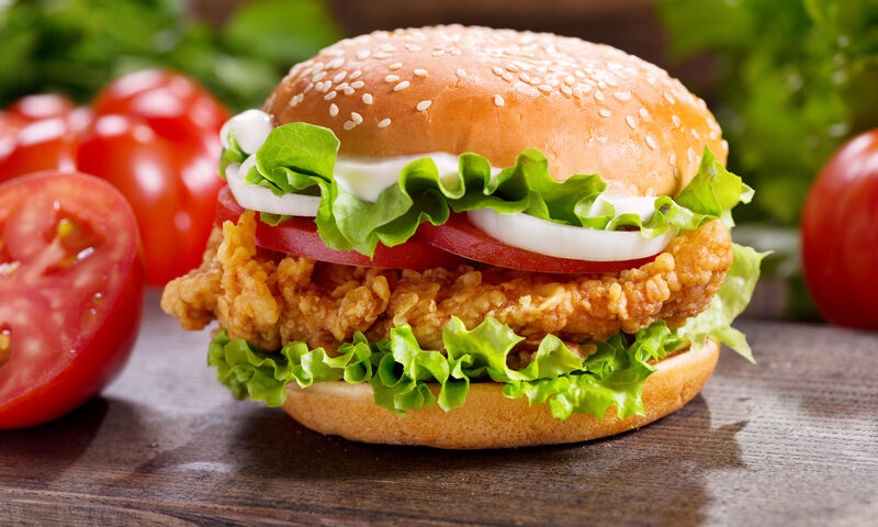 Cum să faci cel mai bun burger de vită acasă. Ingredientul simplu care schimbă complet gustul