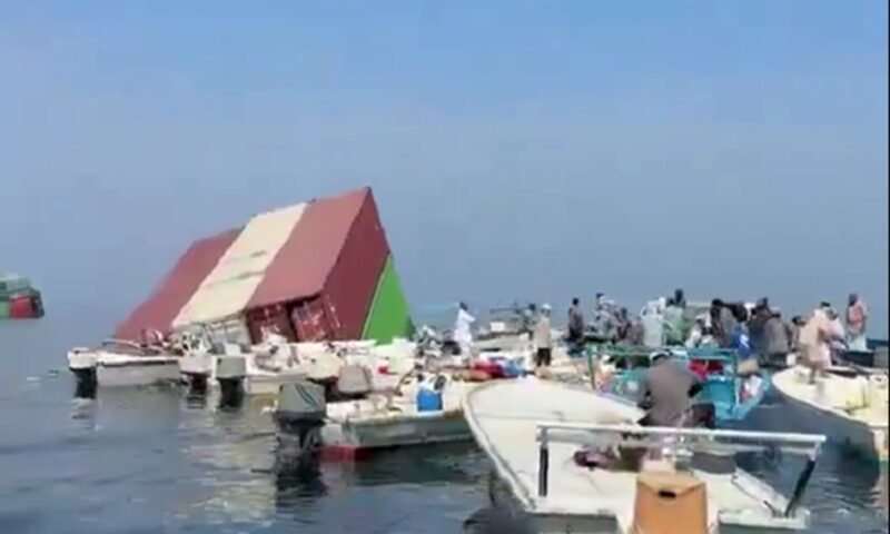 Scene neobișnuite în Strâmtoarea Ormuz. Iranienii pescuiesc iPhone-uri și parfumuri franțuzești
