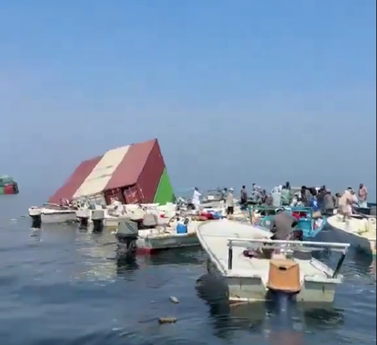 Scene neobișnuite în Strâmtoarea Ormuz. Iranienii pescuiesc iPhone-uri și parfumuri franțuzești