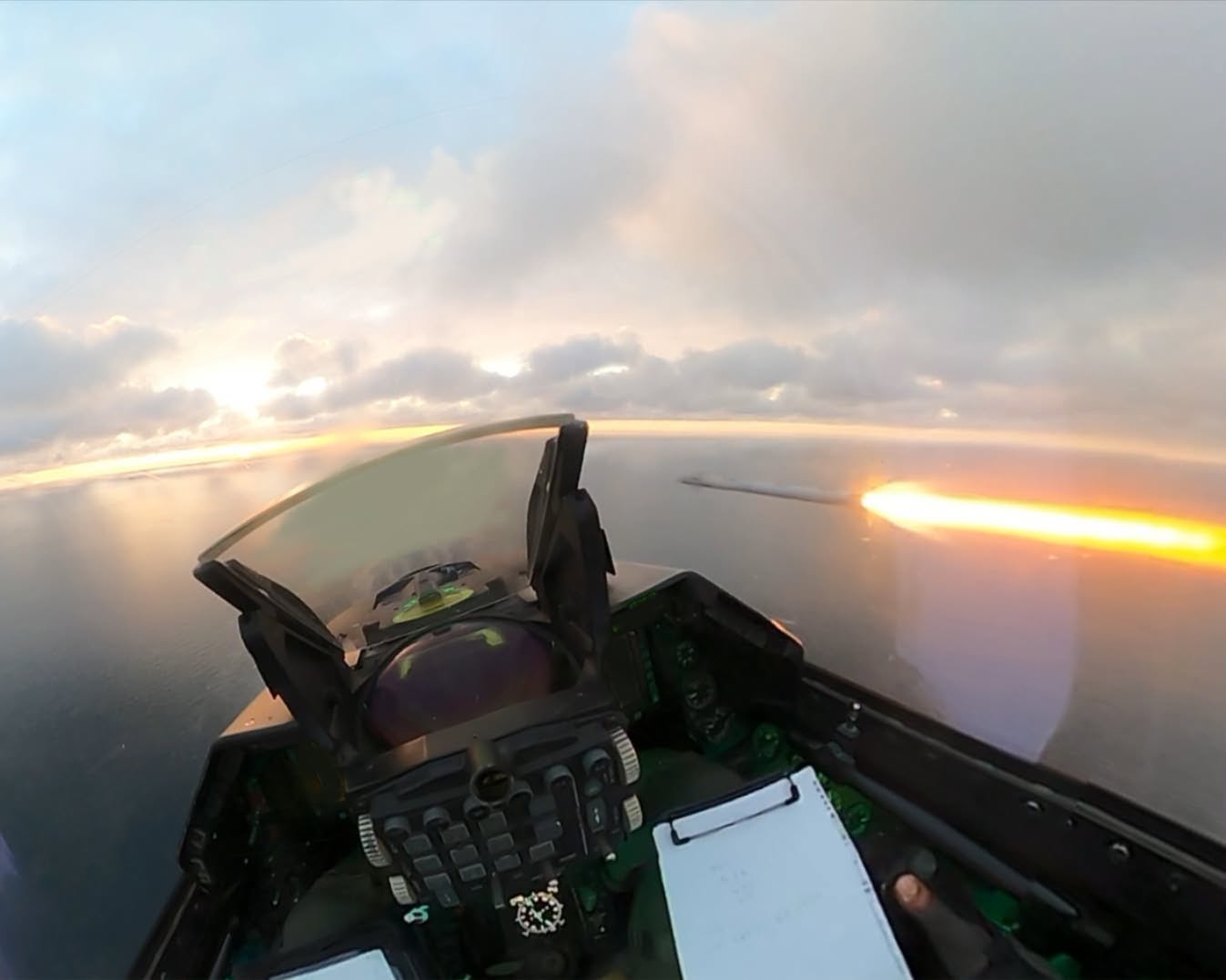 Imagini publicate de MApN după intervenția avioanelor F-16. Ce s-a întâmplat deasupra Mării Negre