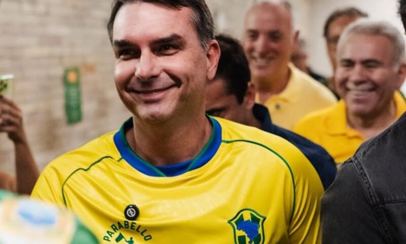 Flávio Bolsonaro ar fi fugit din Brazilia după ce a pierdut alegerile. Poliția i-a anulat pașapoartele