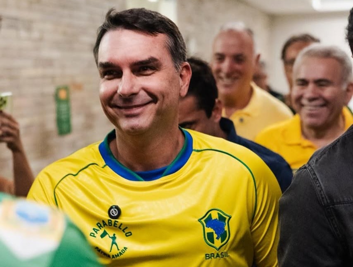 Flávio Bolsonaro ar fi fugit din Brazilia după ce a pierdut alegerile. Poliția i-a anulat pașapoartele