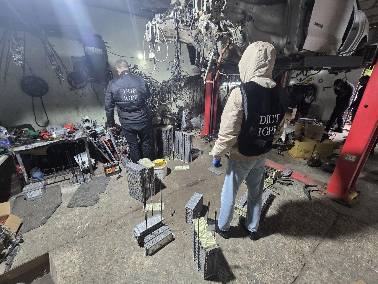 Mașini de lux furate din Europa, descoperite în ateliere de dezmembrare din Chișinău și Iași. Video