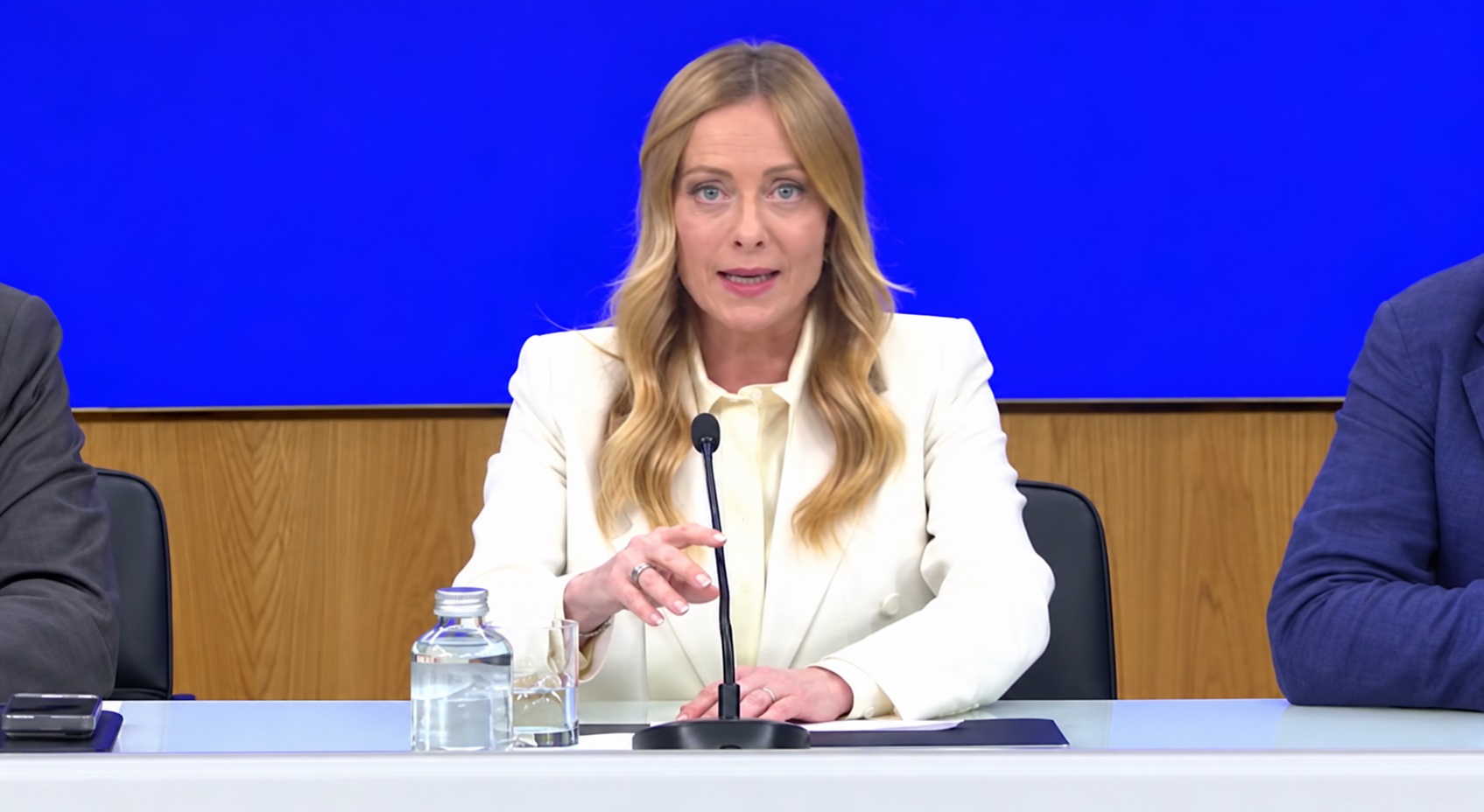 Meloni schimbă regulile bugetului înainte de alegeri. Familiile și apărarea primesc miliarde de euro