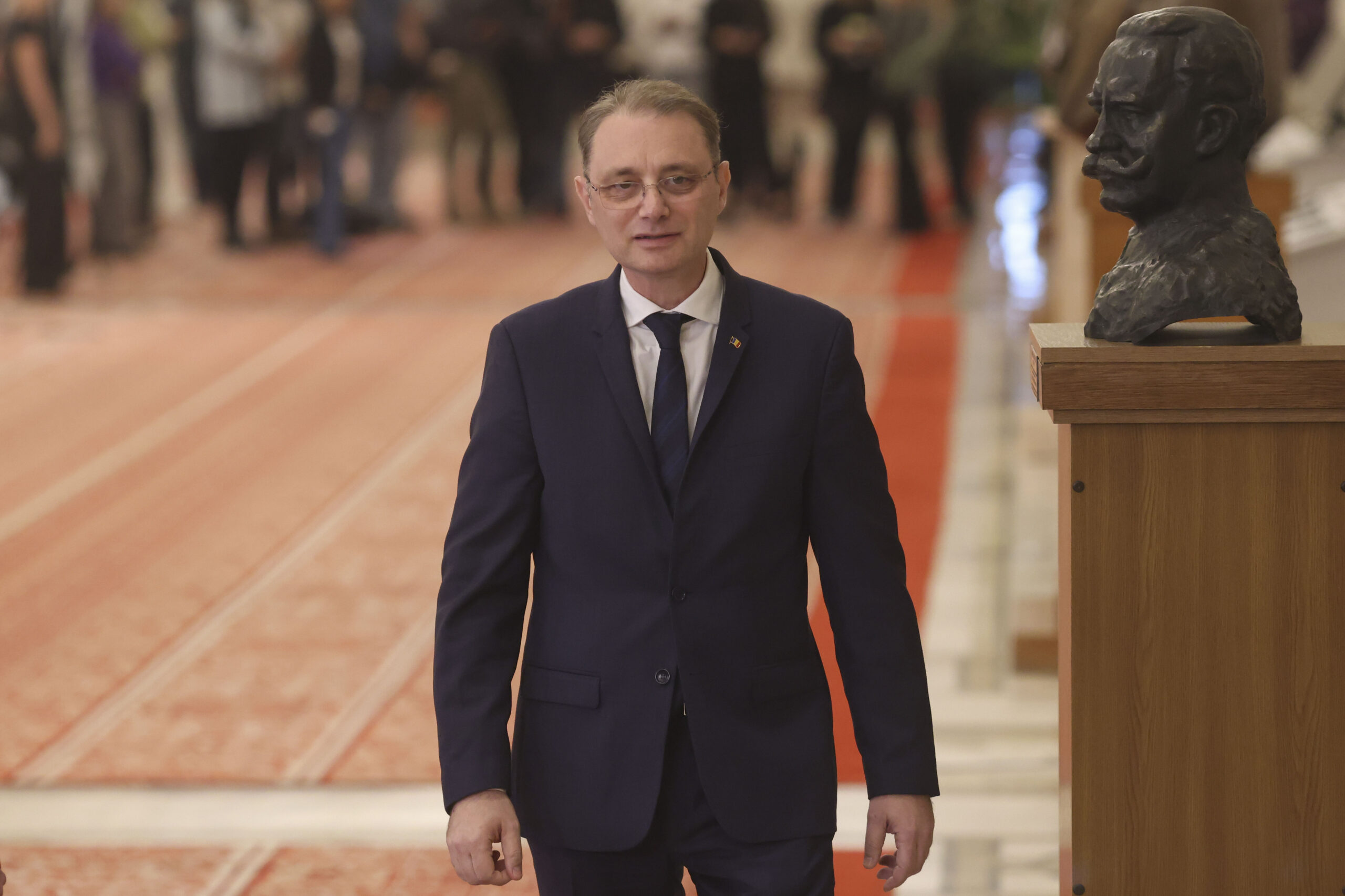 România are un nou premier după cinci luni de blocaj politic. Luca Niculescu preia frâul Guvernului sub amenințarea alegerilor anticipate - POLITICO