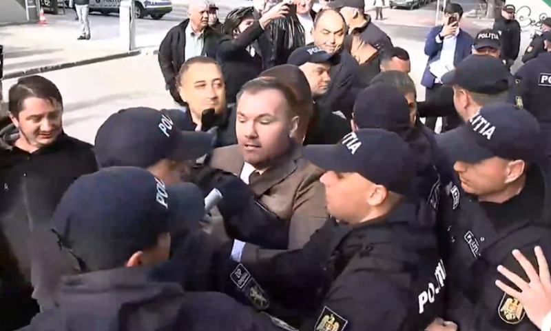 A doua zi de tensiuni în Scuarul Catedralei din Chișinău. Intervenția Termoelectrica a blocat traficul, iar un viceprimar s-a îmbrâncit cu poliția. Video