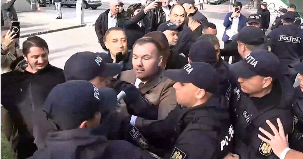 A doua zi de tensiuni în Scuarul Catedralei din Chișinău. Intervenția Termoelectrica a blocat traficul, iar un viceprimar s-a îmbrâncit cu poliția. Video