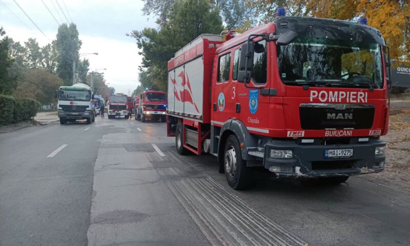 Incendiu în apropiere de Chișinău. Cinci vagoane pentru muncitori au fost cuprinse de flăcări