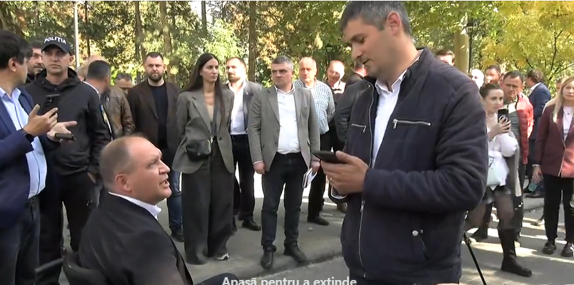 Scandal în centrul Chișinăului. Ion Ceban a blocat o mașină a Poliției, iar pretorul Buiucani a ajuns în vizorul oamenilor legii. Video