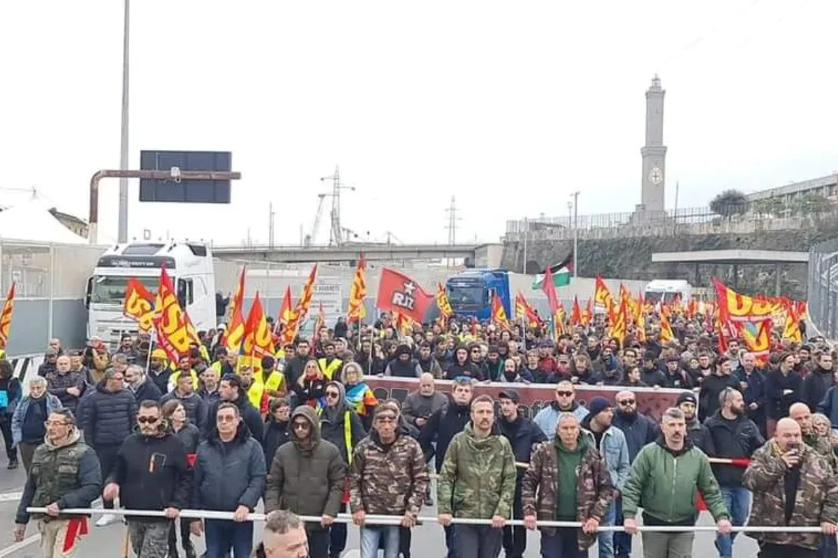 Proteste de amploare și tensiuni în Italia. Milioane de angajați și studenți au blocat marile orașe