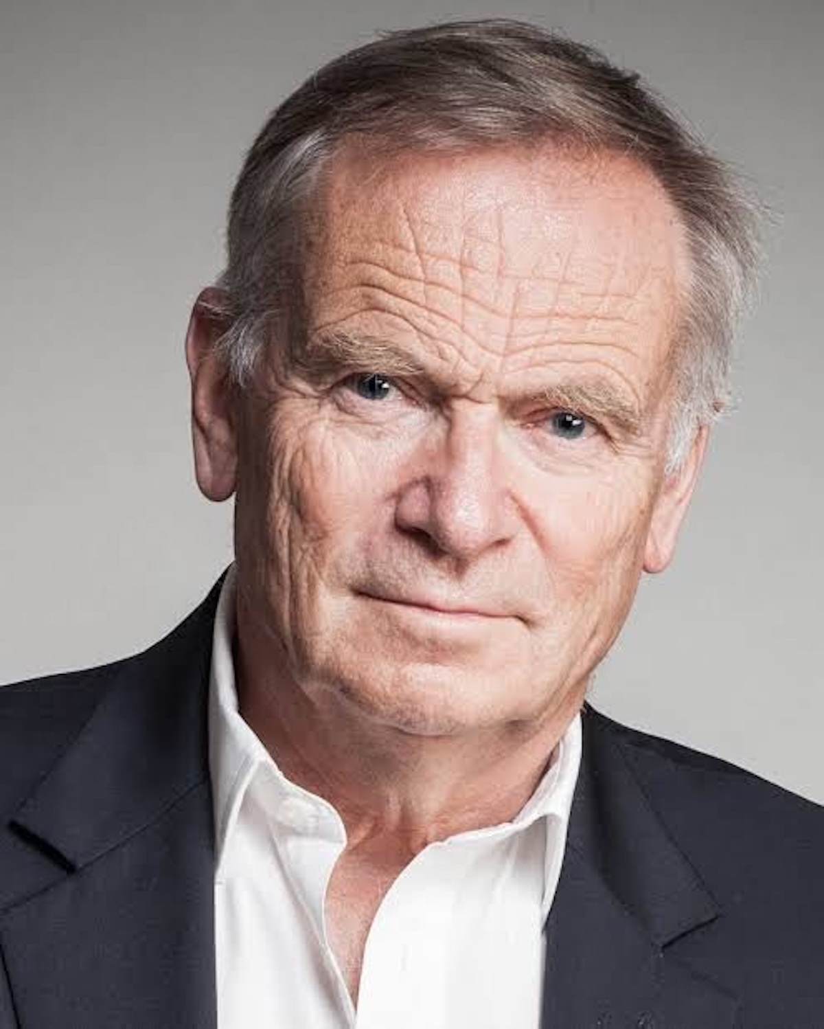 A murit celebrul scriitorul britanic Jeffrey Archer la 86 de ani, cu o zi înaintea lansării ultimului său roman