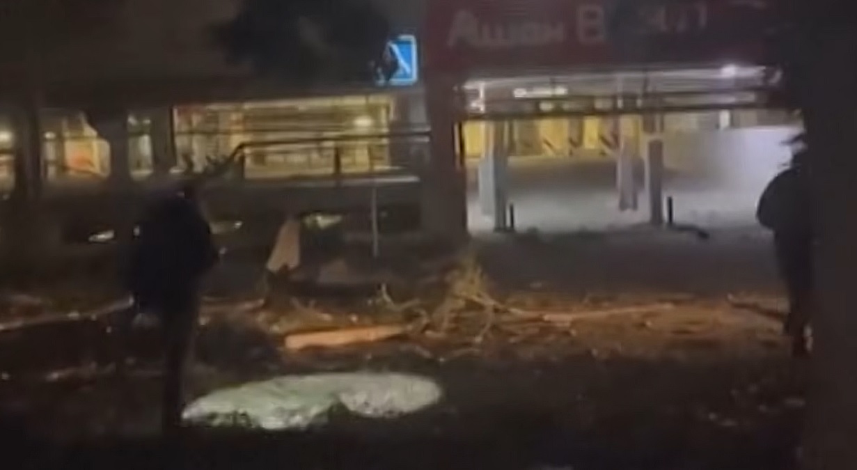 Rusia a lovit Kievul cu rachete balistice. O femeie a murit, iar metroul și clădirile au fost avariate