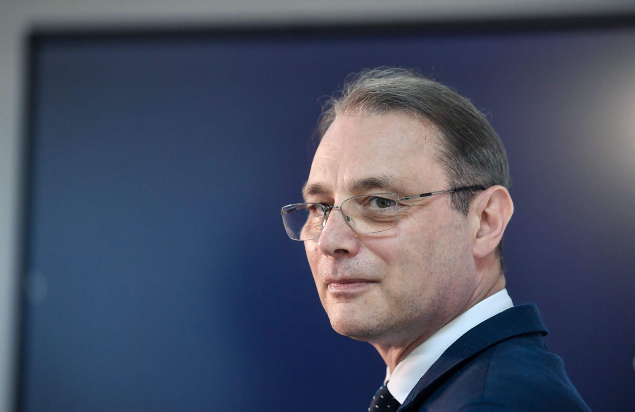 Luca Niculescu, în criză de timp înaintea depunerii programului de guvernare. Documentul nu ar fi finalizat