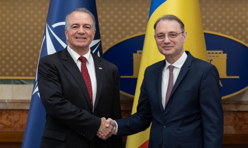 Luca Niculescu s-a întâlnit cu ambasadorul SUA. Securitatea și investițiile americane, pe agenda discuțiilor