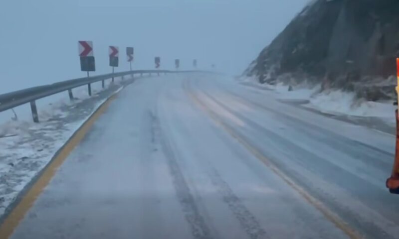 Circulația pe Transalpina, închisă din cauza ninsorii. Avertismentul transmis de drumari
