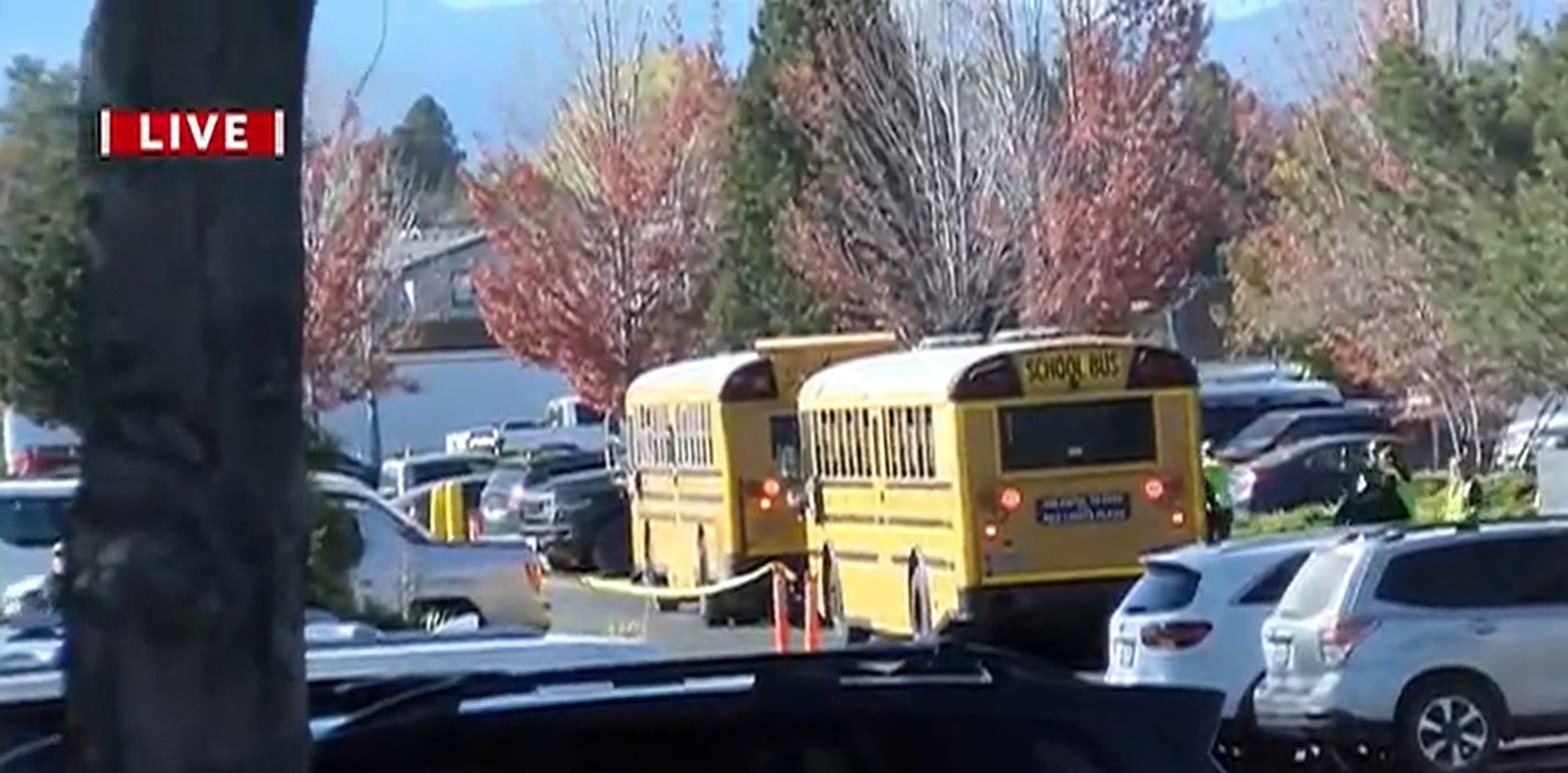 Trei copii și un adult, uciși într-un atac la o școală din Oregon. Un martor înarmat l-a împușcat pe atacator