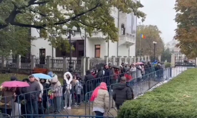 Mii de pelerini au venit la Sfânta Parascheva după încheierea pelerinajului. Oamenii așteaptă în ploaie