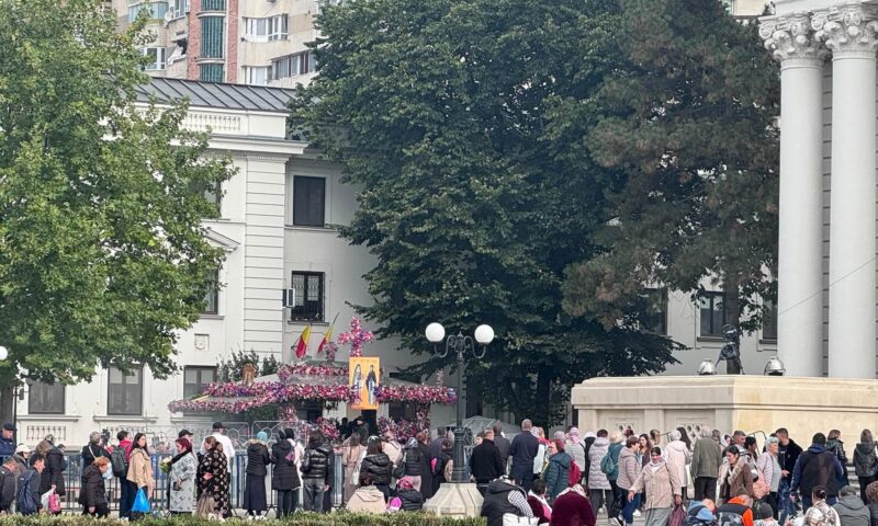 Aglomerație la moaștele Sfintei Parascheva. Peste 160 de persoane au avut nevoie de ajutor medical