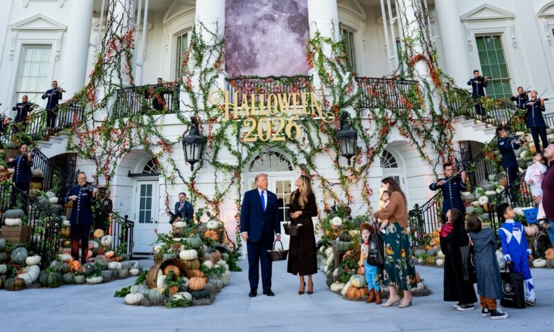 Donald Trump și Melania, petrecere de Halloween la Casa Albă. Momentul neașteptat care a atras atenția invitaților