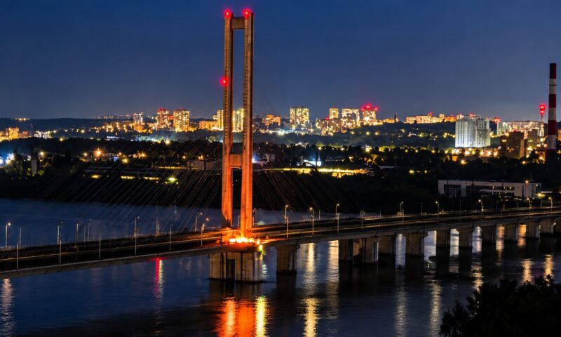 Podul de la Sud de Kiev, lovit din nou. Traficul a fost închis