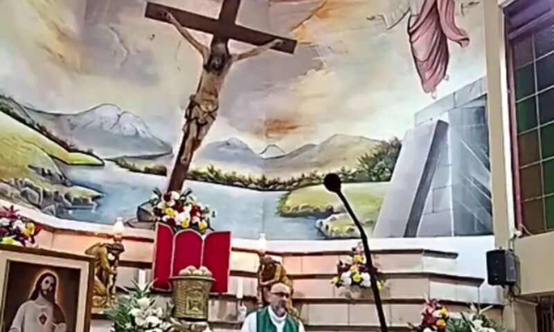 Un preot a murit strivit de un crucifix în timpul slujbei. Imaginile au devenit virale